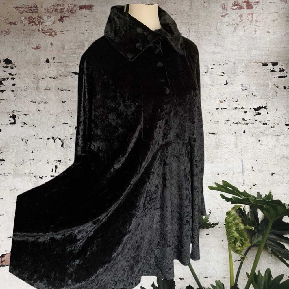 Le Chateau vintage Black crushed Velvet button front swing tunic Size L